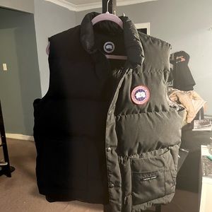 NWT Large men’s CANADA GOOSE Puffer Vest - 10/10 quality - Warm for winter!